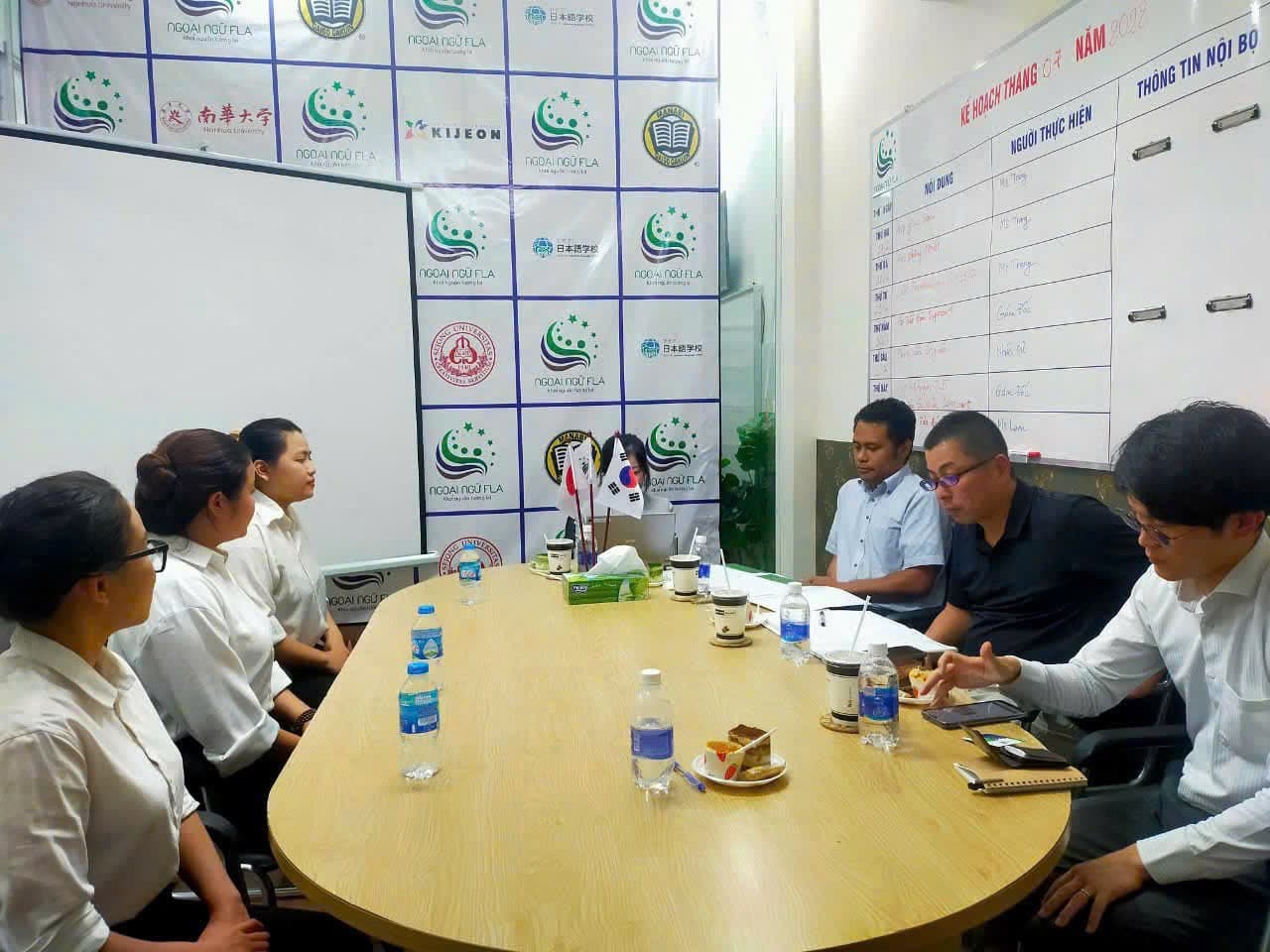 ATMC and Đông Nam FLA partnership discussion around the meeting table