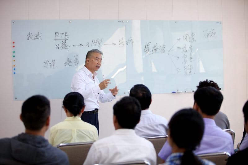 An ICN tutor leading a live counselling and orientation session